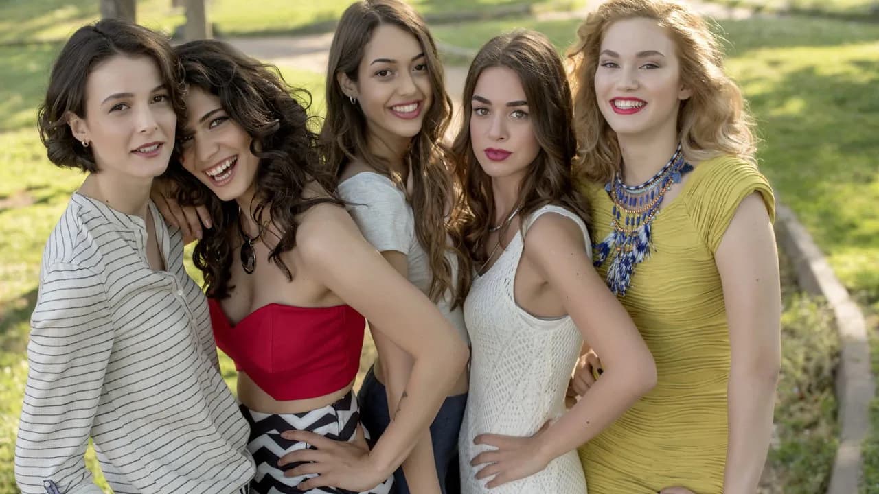 مشهد من مسلسل الحلوات الصغيرات الكاذبات التركي