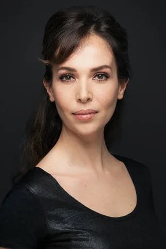 Esra Ronabar بدور Ilgin في الحلوات الصغيرات الكاذبات
