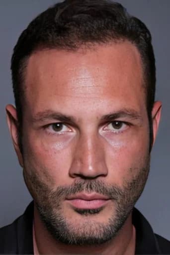Volkan Çolpan بدور Kenan في أليف
