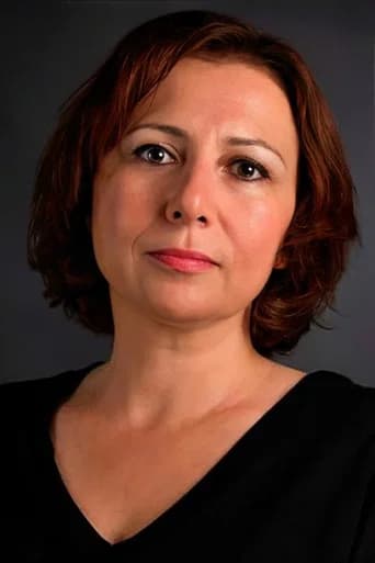 Işıl Dayıoğlu بدور Mesude في الحمامة