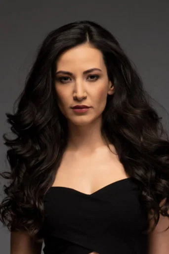 Cemre Melis Çınar بدور Arzu Karapınar في أليف