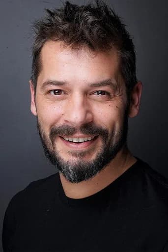 Anıl İlter بدور Engin Sezgin في اطرق بابي
