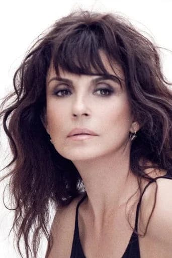 Ayşegül Aldinç بدور Esma Mısıroğlu في بيس يديلي