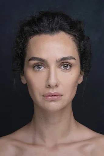 Birce Akalay بدور Sare Akay في الصيف الأخير