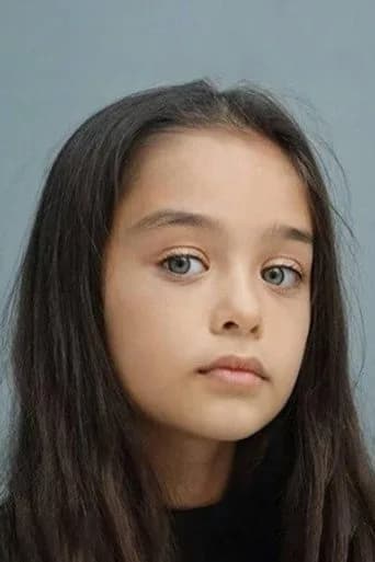 Elif Kurtaran بدور Zeynep في طائرات السنونو
