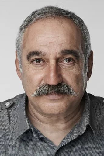 Ercan Demirel بدور Emniyet Müdürü في الأذني