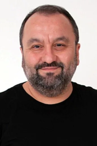 Erdem Baş بدور Hasan Abbasoğlu في الاباء يسمعون من الاخر