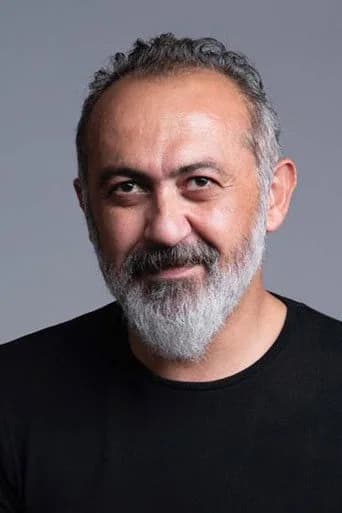 Kadir Çermik بدور Emmi في الحفرة