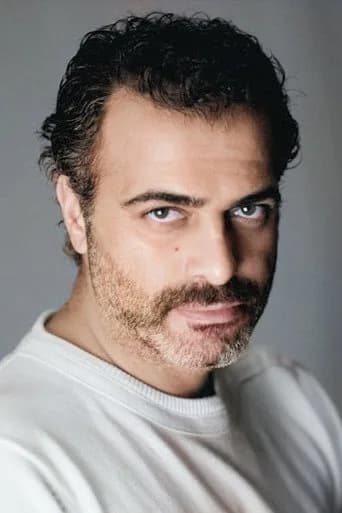 Sermiyan Midyat بدور Er Hamza Delipınar/Arıza Hamza في أمر القائد