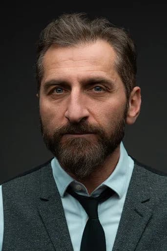 Tim Seyfi بدور Serdar في عطايا