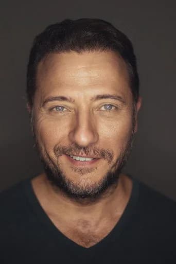 صورة الممثل التركي Yiğit Özşener