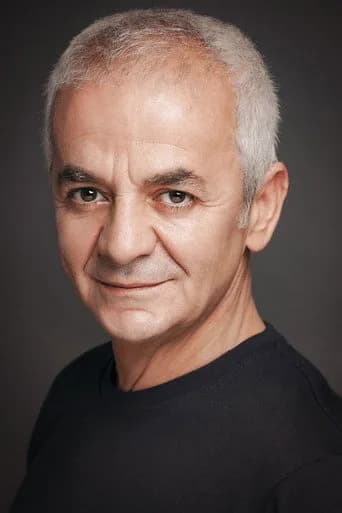 Zafer Algöz بدور İlhan/İlham Perisi في توتونامايانلار