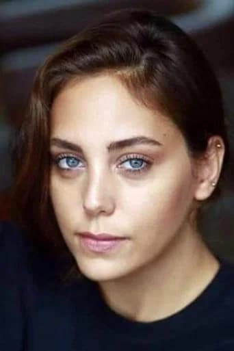 Demet Altuner بدور Özgür في نبضات قلب
