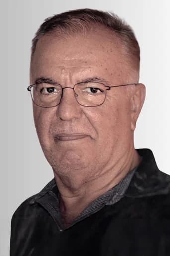 Mazlum Kiper بدور Stavro في الغريب
