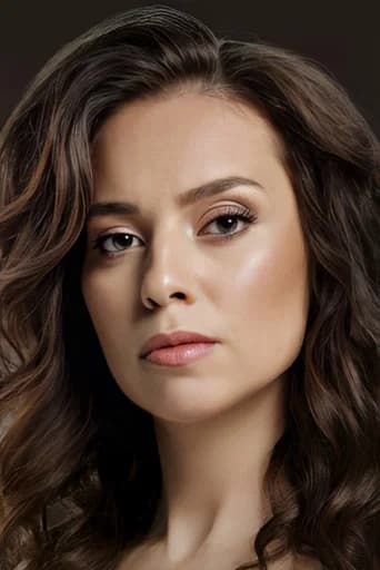 Derya Artemel بدور Ayşen Batu في يول أركاداشِم