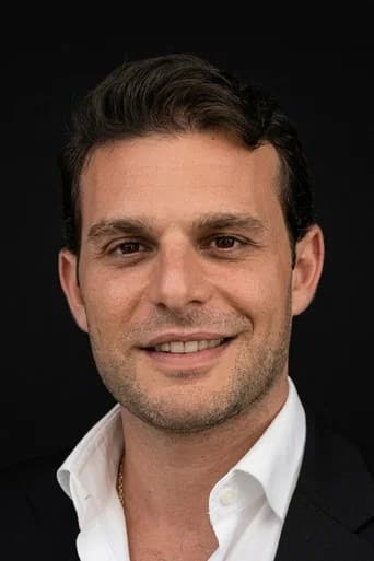 Mehmet Aslan بدور Dr. Burak Kuzey في نبض الحياة