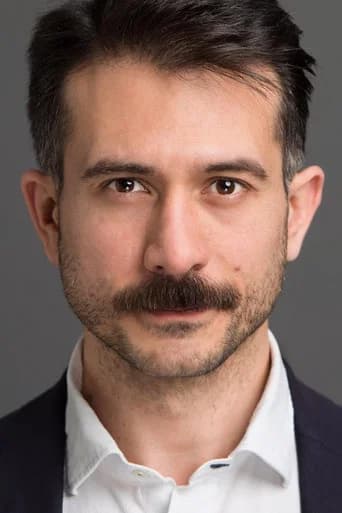 Mert Tümer بدور Young Hikmet في شقة الأبرياء