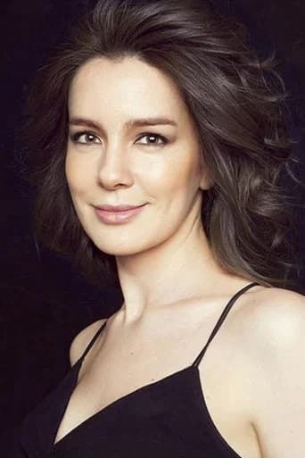 Ayfer Dönmez as Işık Ünsal in Remember Darling