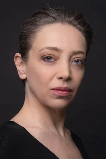 Ece Ercan بدور Esra في الدنيا الكاذبة