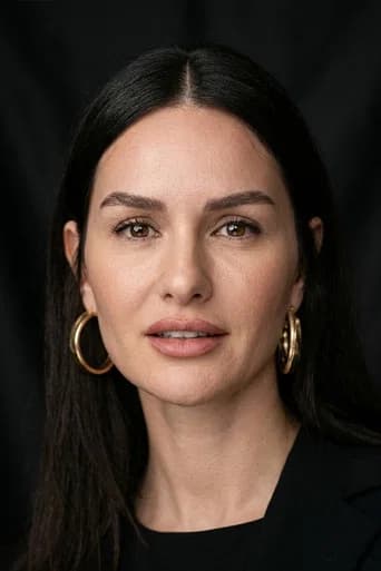 Yasemin Ergene بدور Dr. Ela Altındağ في نبض الحياة
