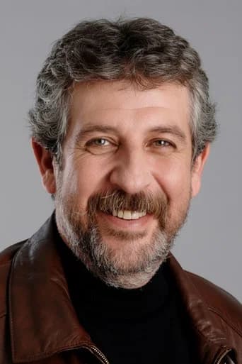 Yusuf Atala بدور Kahveci Ahmet في الأوراق المتساقطة