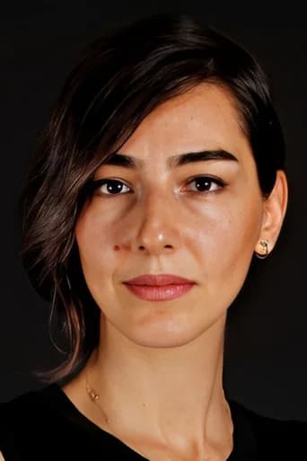 Elif Akşar بدور Kader في نور