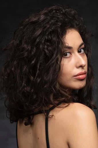 Hande Yılmaz بدور Tülay في حياة وأفلام أرشان كونيري