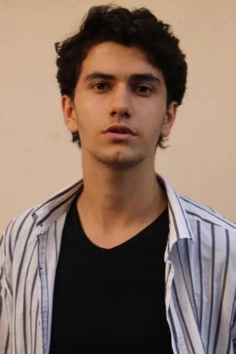 Sidar Tublek بدور Young Naci في شقة الأبرياء