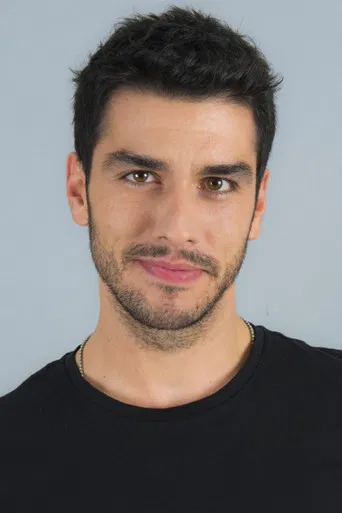 Aras Aydın بدور Emre Yiğit في موسم الكرز
