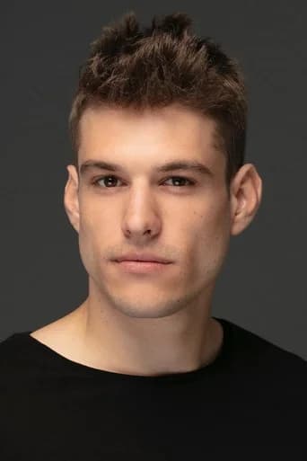 Özgür Daniel Foster بدور Ege Şimşek في أصدقاء العمر