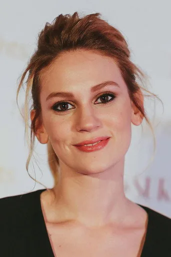 Farah Zeynep Abdullah, Öyle Bir Geçer Zaman Ki dizisinde Aylin Akarsu rolünde