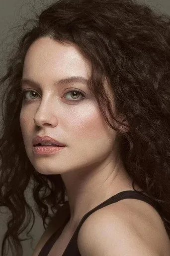Gizem Arıkan — Türk dizi oyuncusu fotoğrafı
