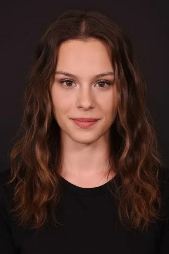 Gizem Katmer, Masumlar Apartmanı dizisinde Neriman Derenoğlu rolünde