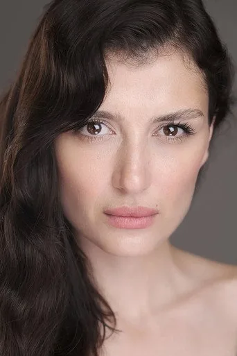 Pelin Orhuner, Şevkat Yerimdar dizisinde Tezene Veremoğlu rolünde