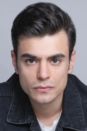 Semi Sırtıkkızıl, Menajerimi Ara dizisinde Emrah rolünde