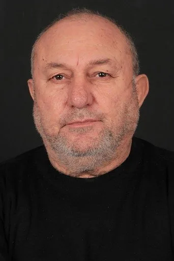 Tayfun Sav, Kavak Yelleri dizisinde Salih Kaygısız rolünde